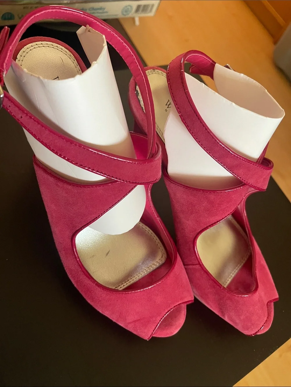 White House, black market /Fuchsia Pink  Crisscross Peep-Toe Heels